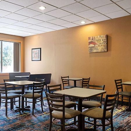 Baymont By Wyndham Indianapolis East Hotel Bagian luar foto