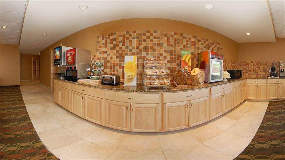 Baymont By Wyndham Indianapolis East Hotel Bagian luar foto
