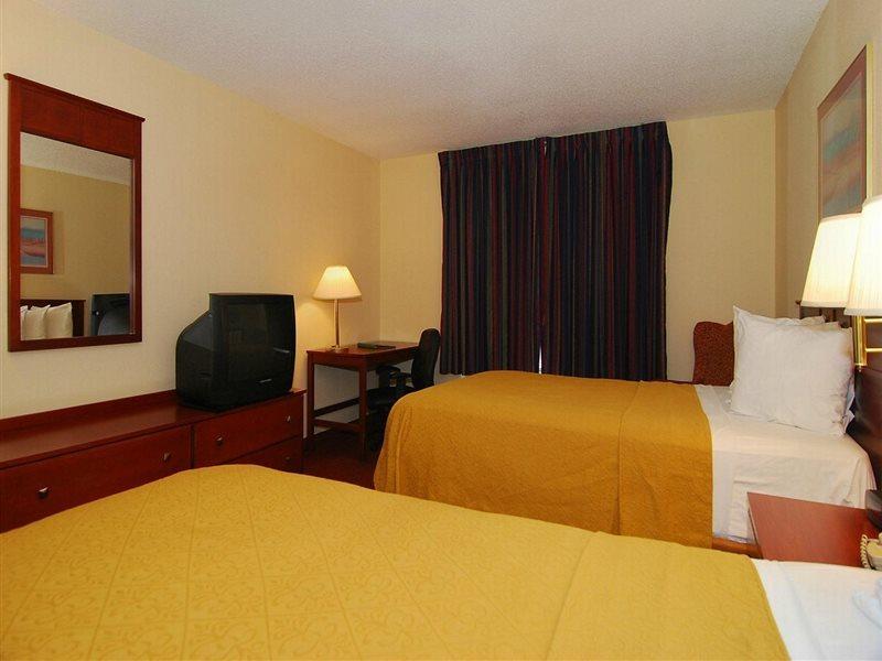 Baymont By Wyndham Indianapolis East Hotel Bagian luar foto