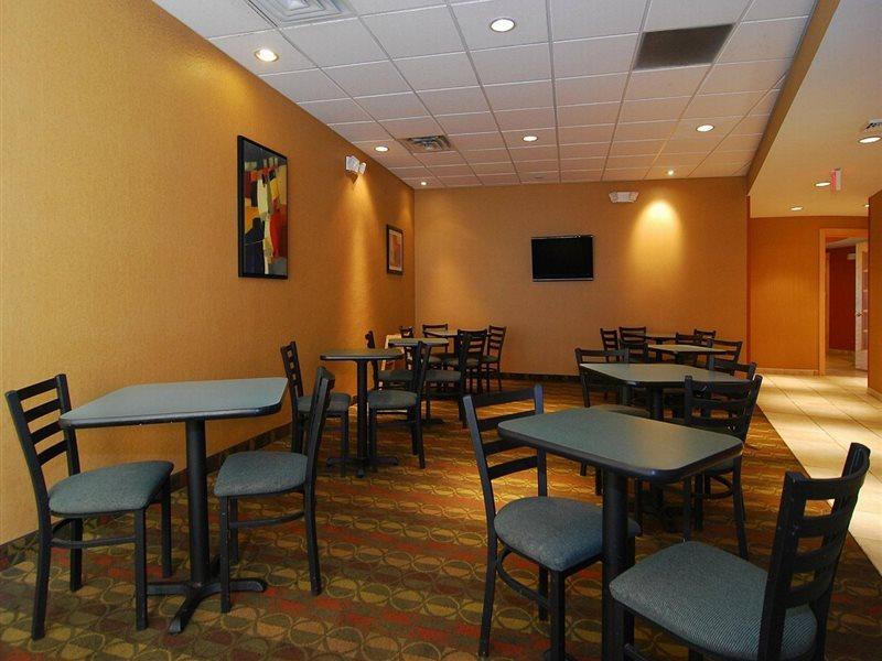 Baymont By Wyndham Indianapolis East Hotel Bagian luar foto