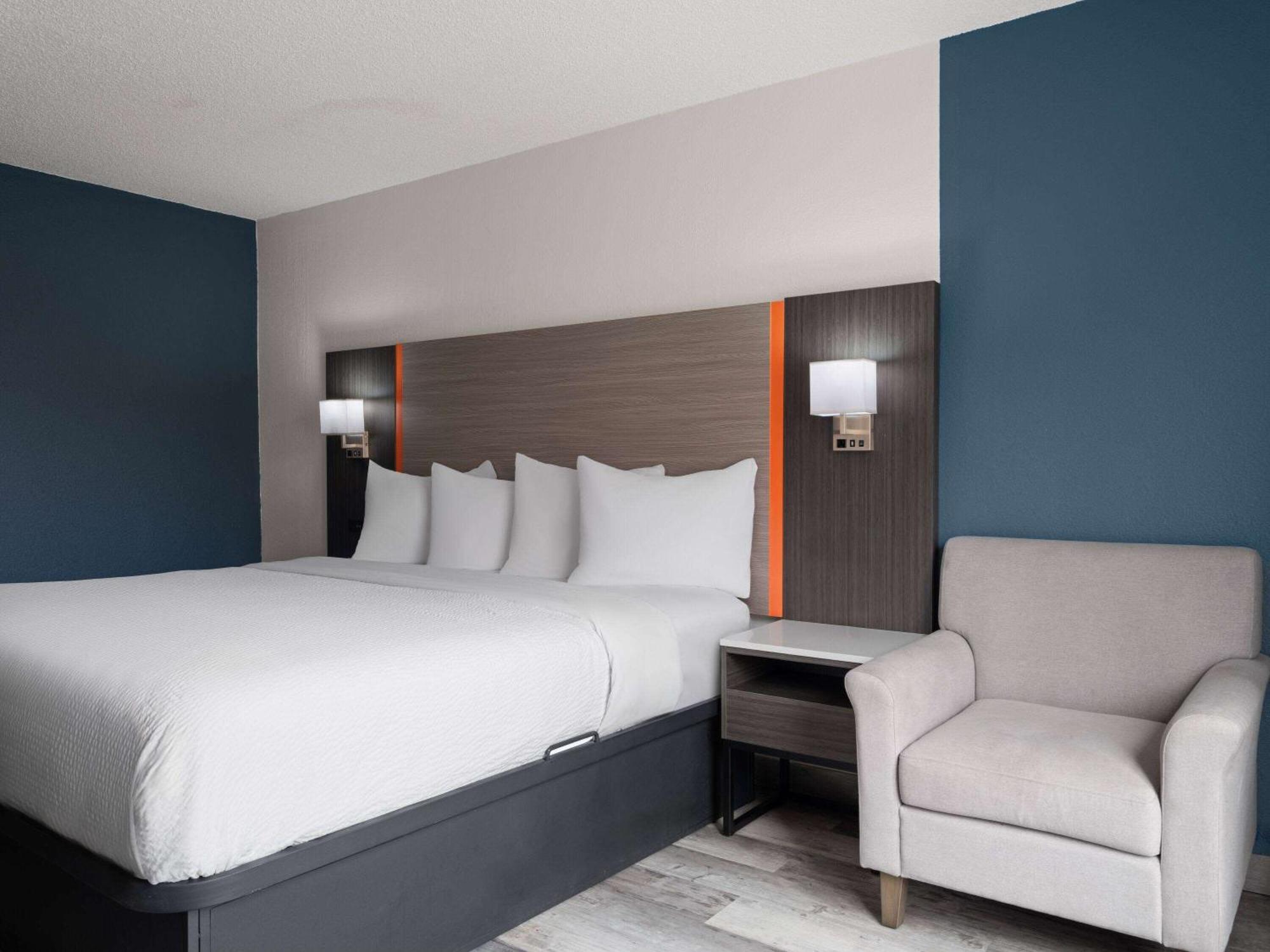 Baymont By Wyndham Indianapolis East Hotel Bagian luar foto