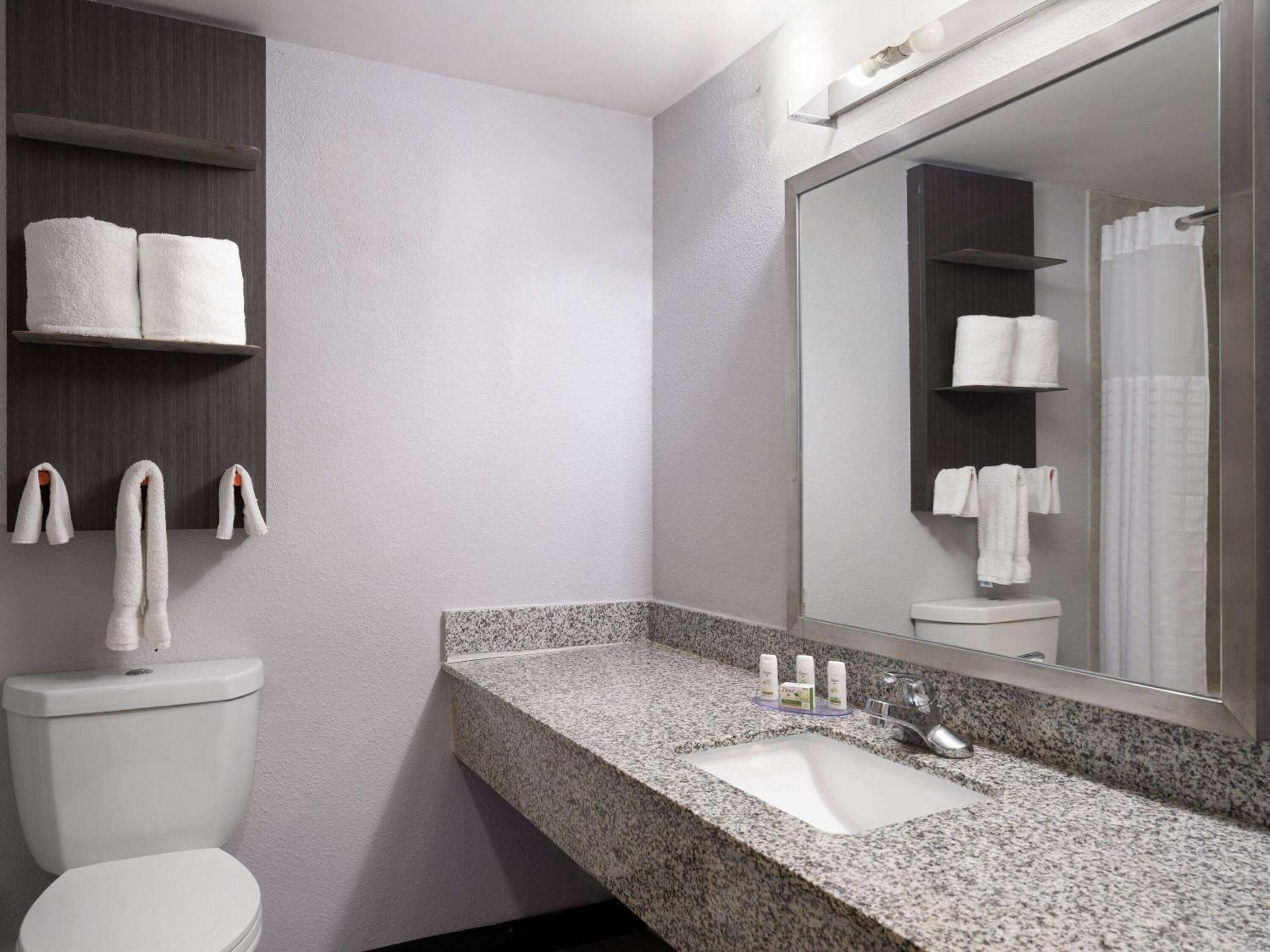 Baymont By Wyndham Indianapolis East Hotel Bagian luar foto