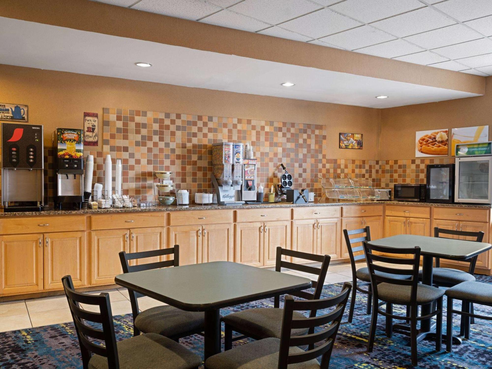 Baymont By Wyndham Indianapolis East Hotel Bagian luar foto