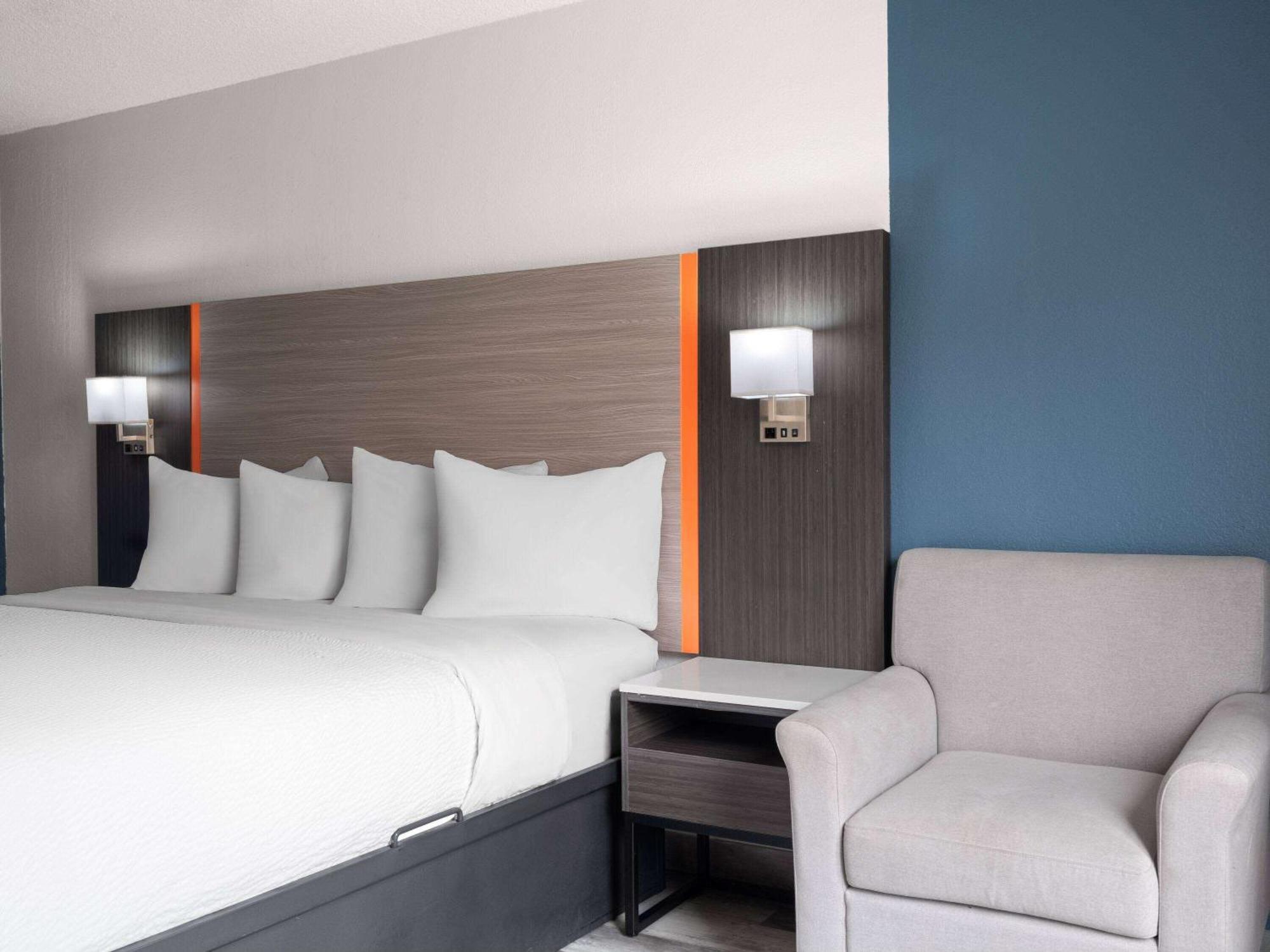 Baymont By Wyndham Indianapolis East Hotel Bagian luar foto