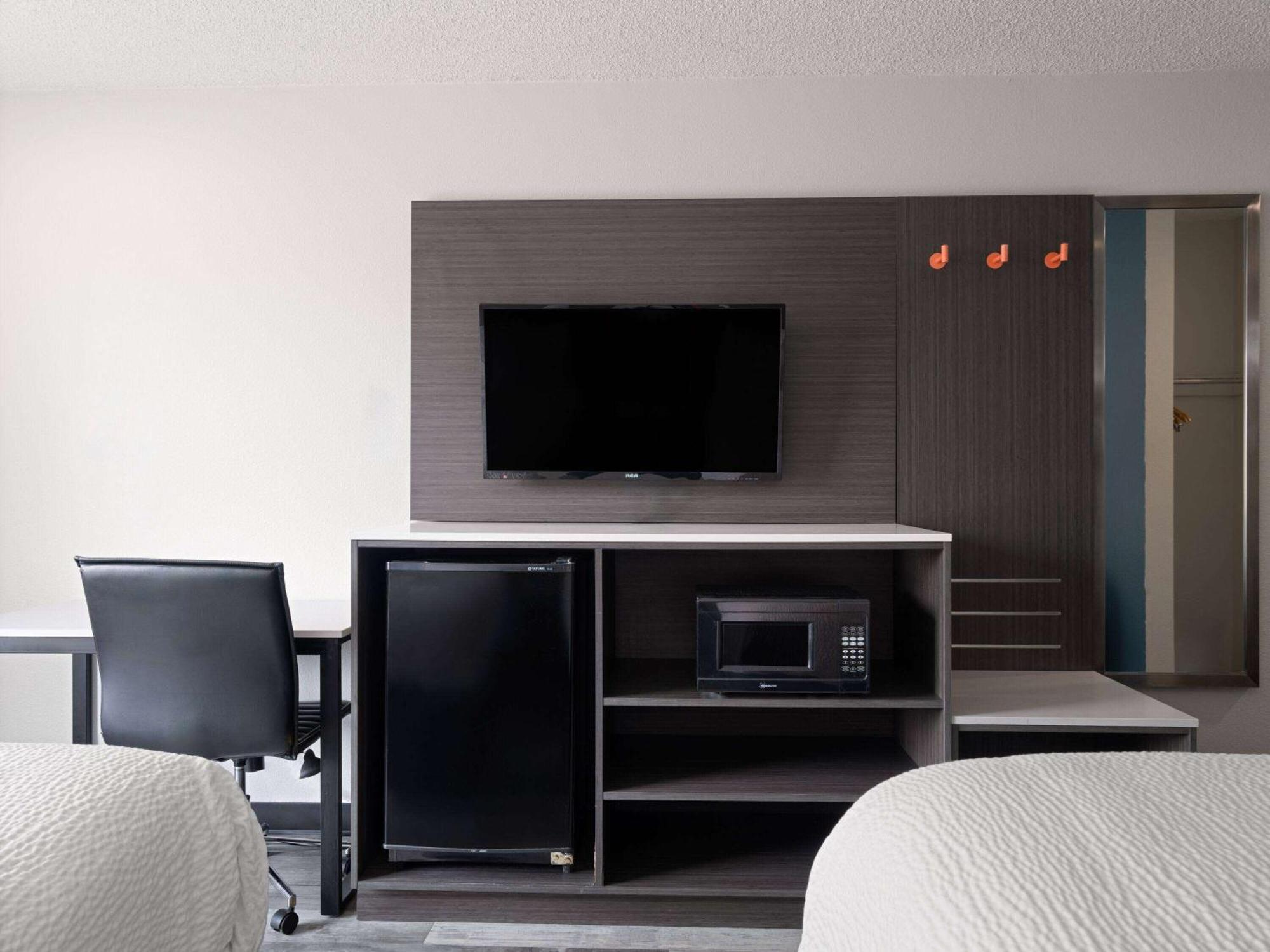 Baymont By Wyndham Indianapolis East Hotel Bagian luar foto