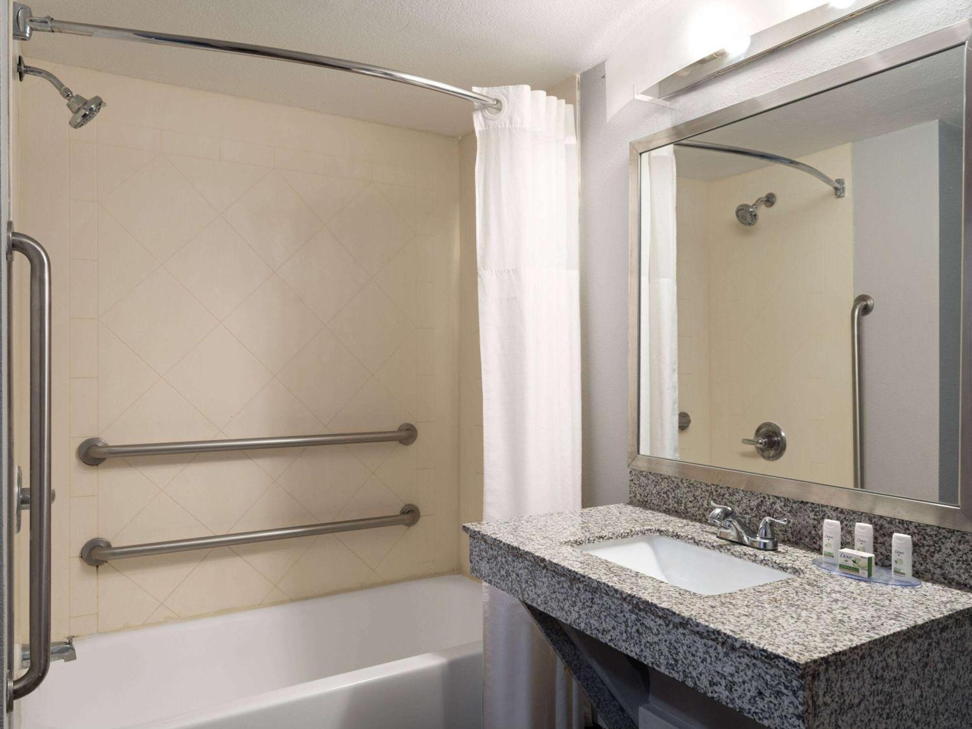 Baymont By Wyndham Indianapolis East Hotel Bagian luar foto